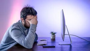 άνδρας με Επαγγελματικό Burnout